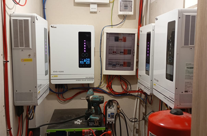 Anern EVO 10.2 кВт гібридний інвертор та SPI 6 кВт низькочастотний UPS інвертор у Болгарії